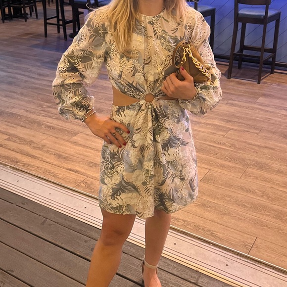 Gianni Bini NWT Tinsley Eyelet Palm Print Long Sleeve Cut-out Dress Moss - Picture 11 of 11